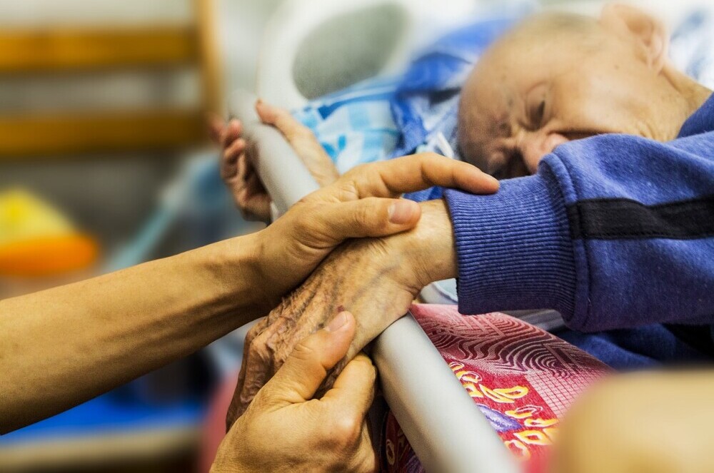 End-of-Life-Care-for-the-Elderly-Find-Educational-Support-Holding-Hand